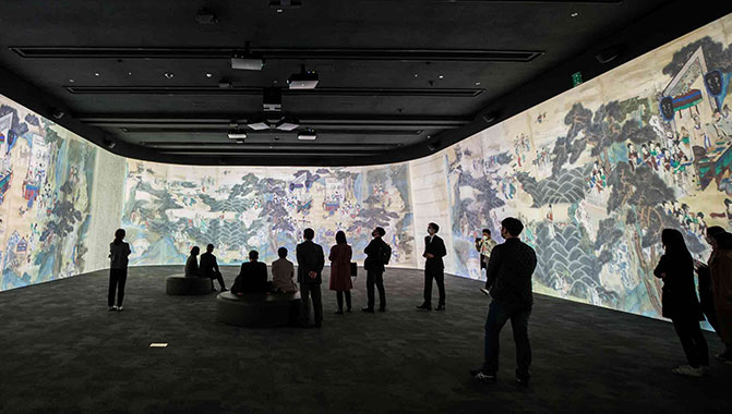 Visitors admiring the mesmerizing projections on the ultra-wide panoramic screen measuring 60 meters in length (Photos courtesy of the National Museum of Korea)