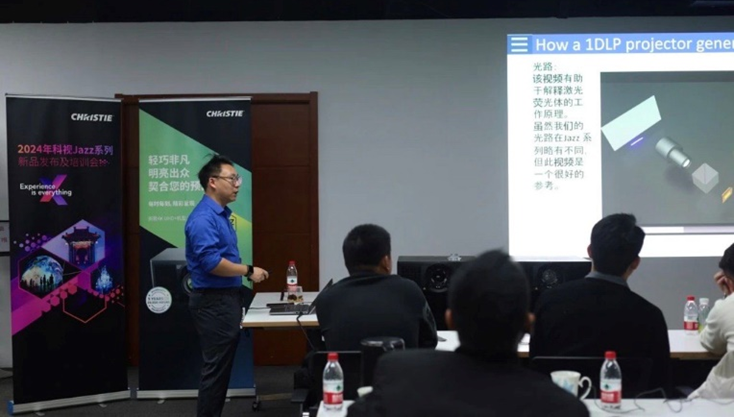 工程师朱炜康为来宾讲解产品设计细节及实际应用