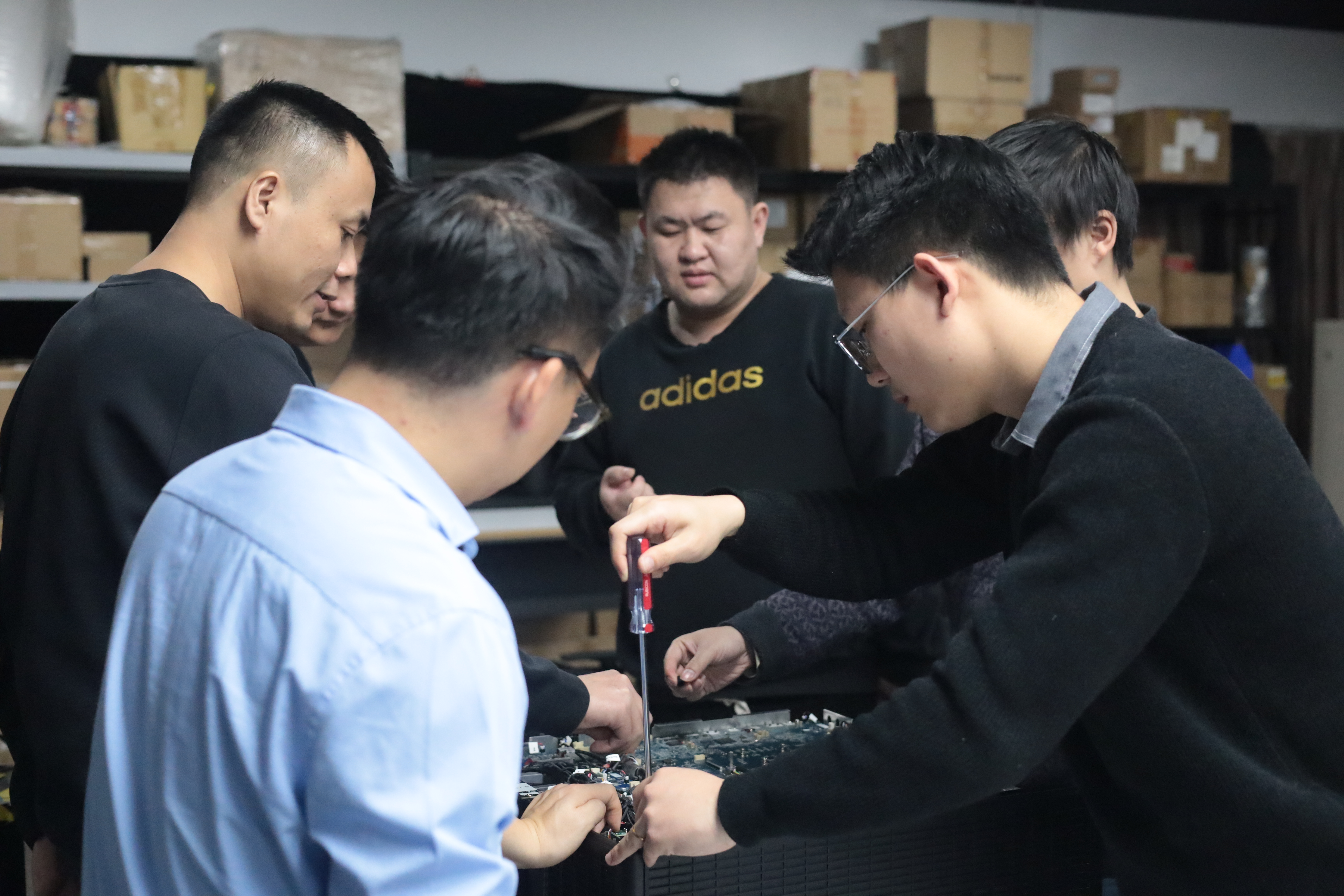 来宾动手拆解部分投影机设备， 以期对投影机结构更好的理解