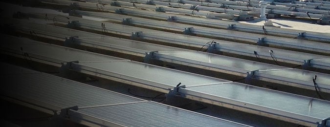 建筑物屋面上的太阳能电池板图片