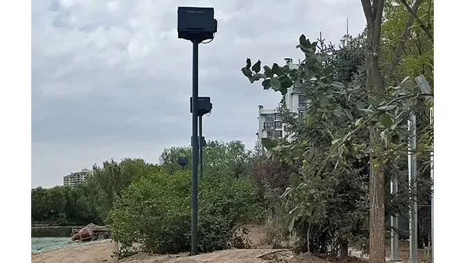 The D20WU-HS projectors installed along the shore of Diannong River (left) can display stunning images measuring 90 meters wide and 12 meters high on the water screen (right).