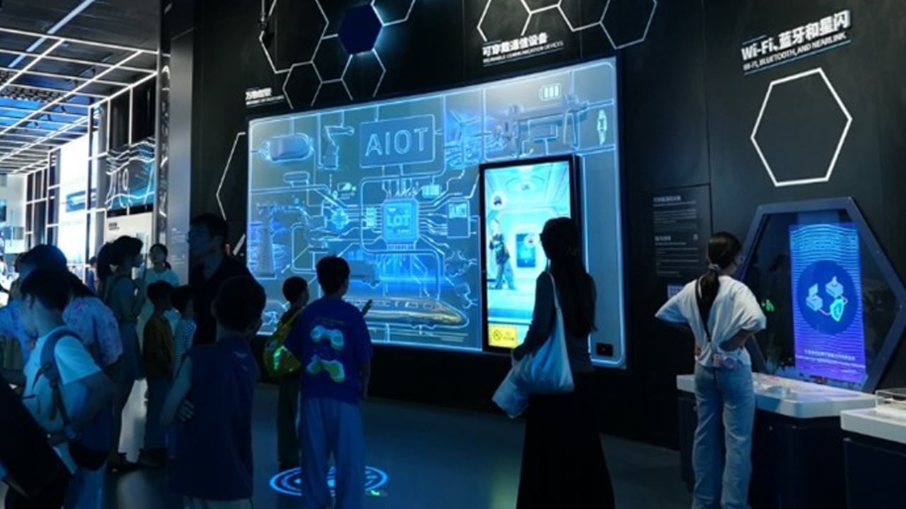 等展厅的投影吸引了游客的关注。